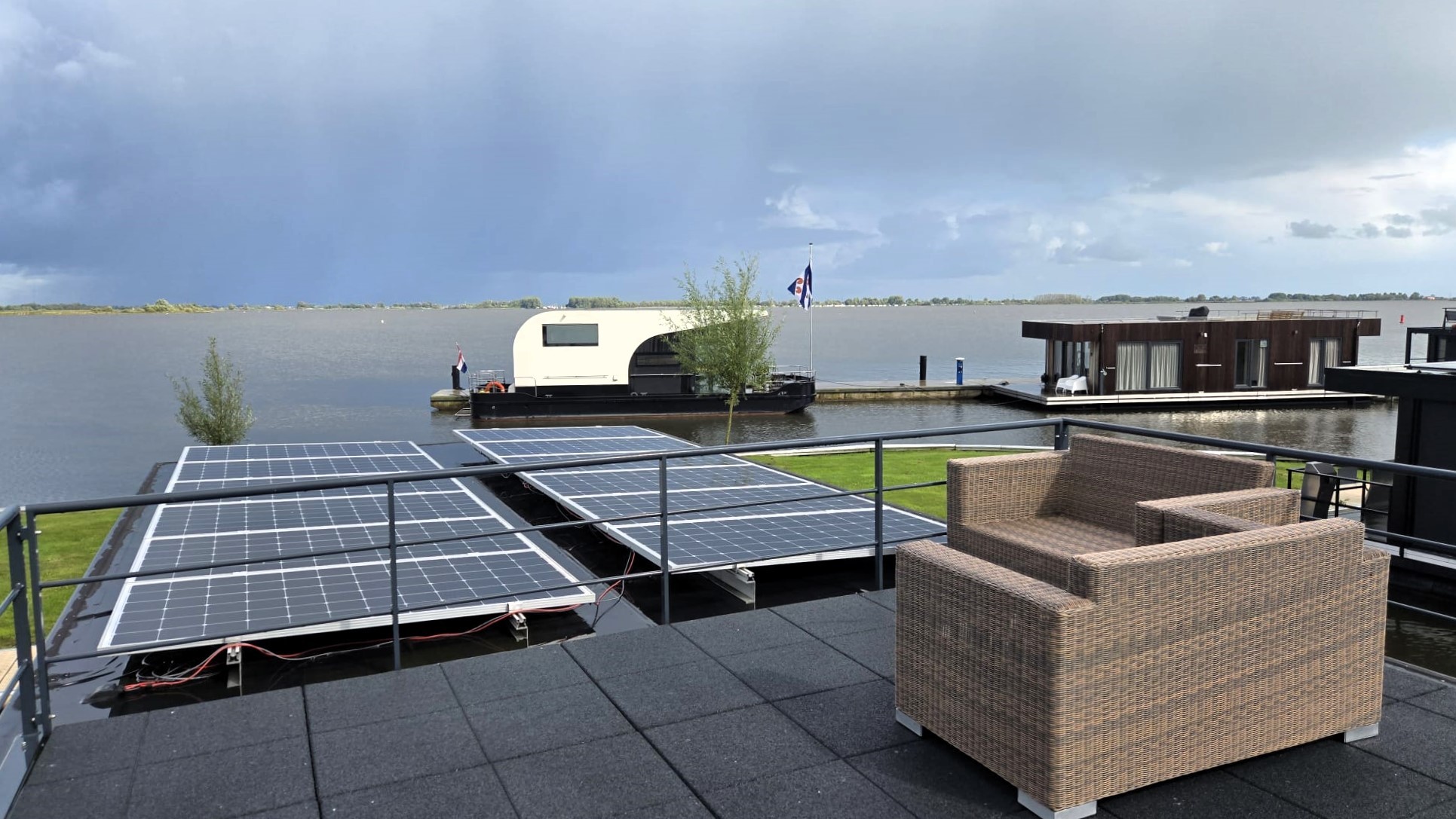 Koopligplaats Sneekermeer Met Apart Te Koop Houseboat 1460 X 500 foto 3