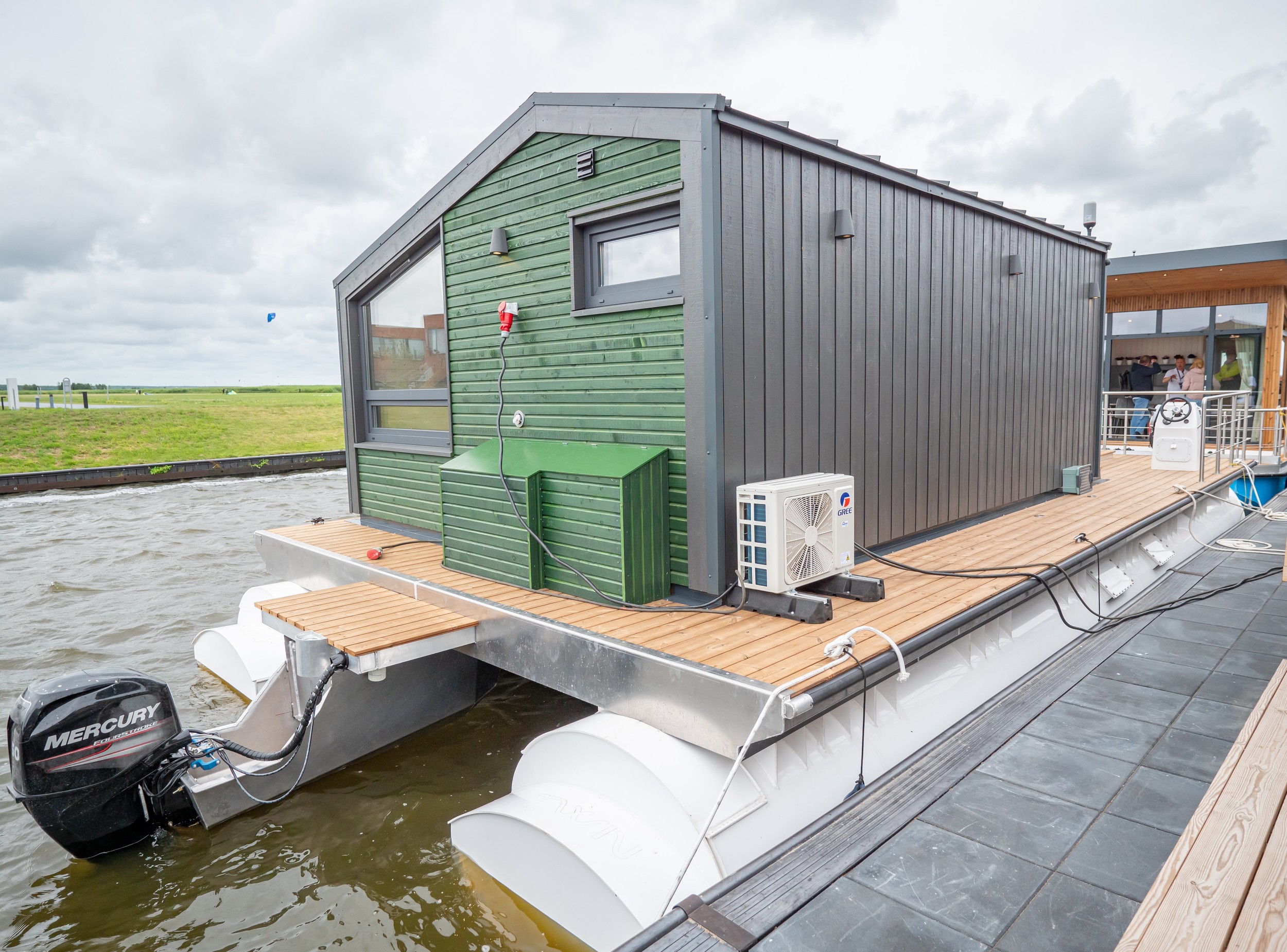 Twin M-Cabin Houseboat