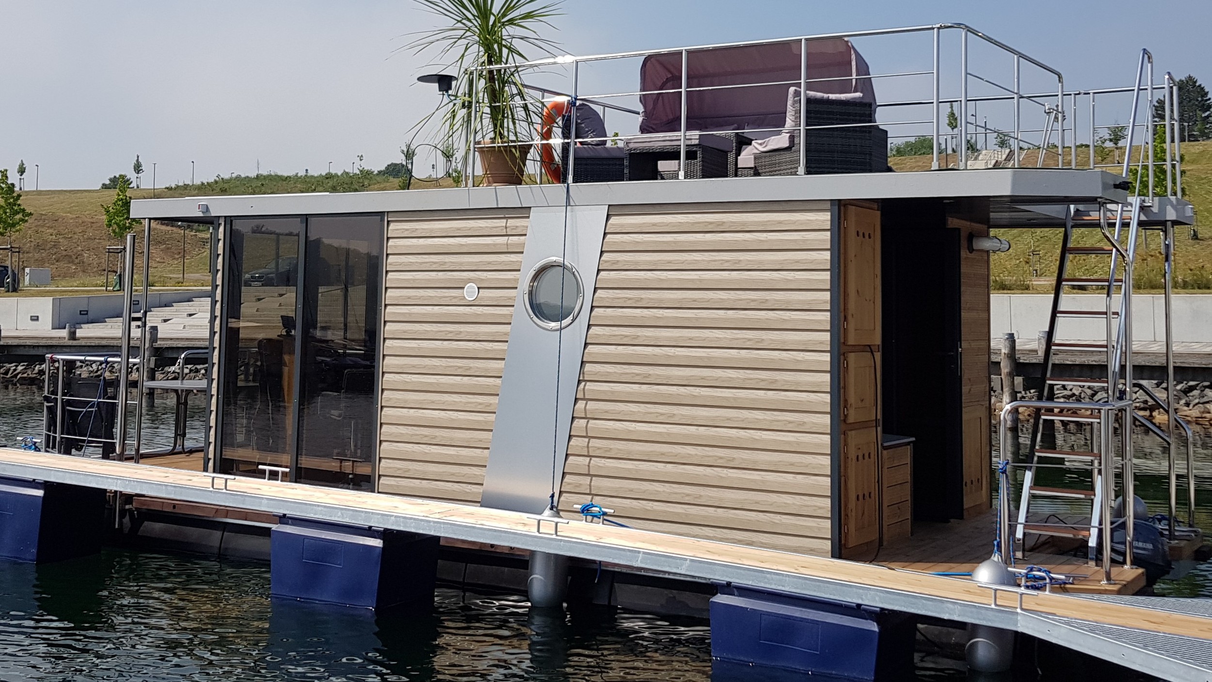 Houseboat The Yacht House 180