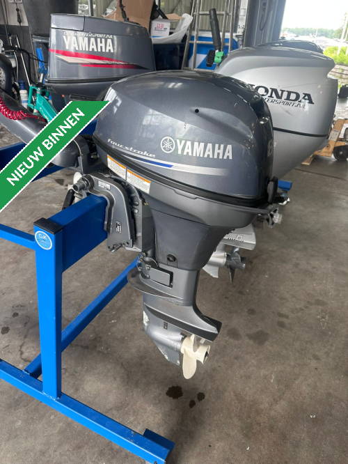 Honda Bf20 langstaart op knuppel electrisch gestart met accu in de motor 