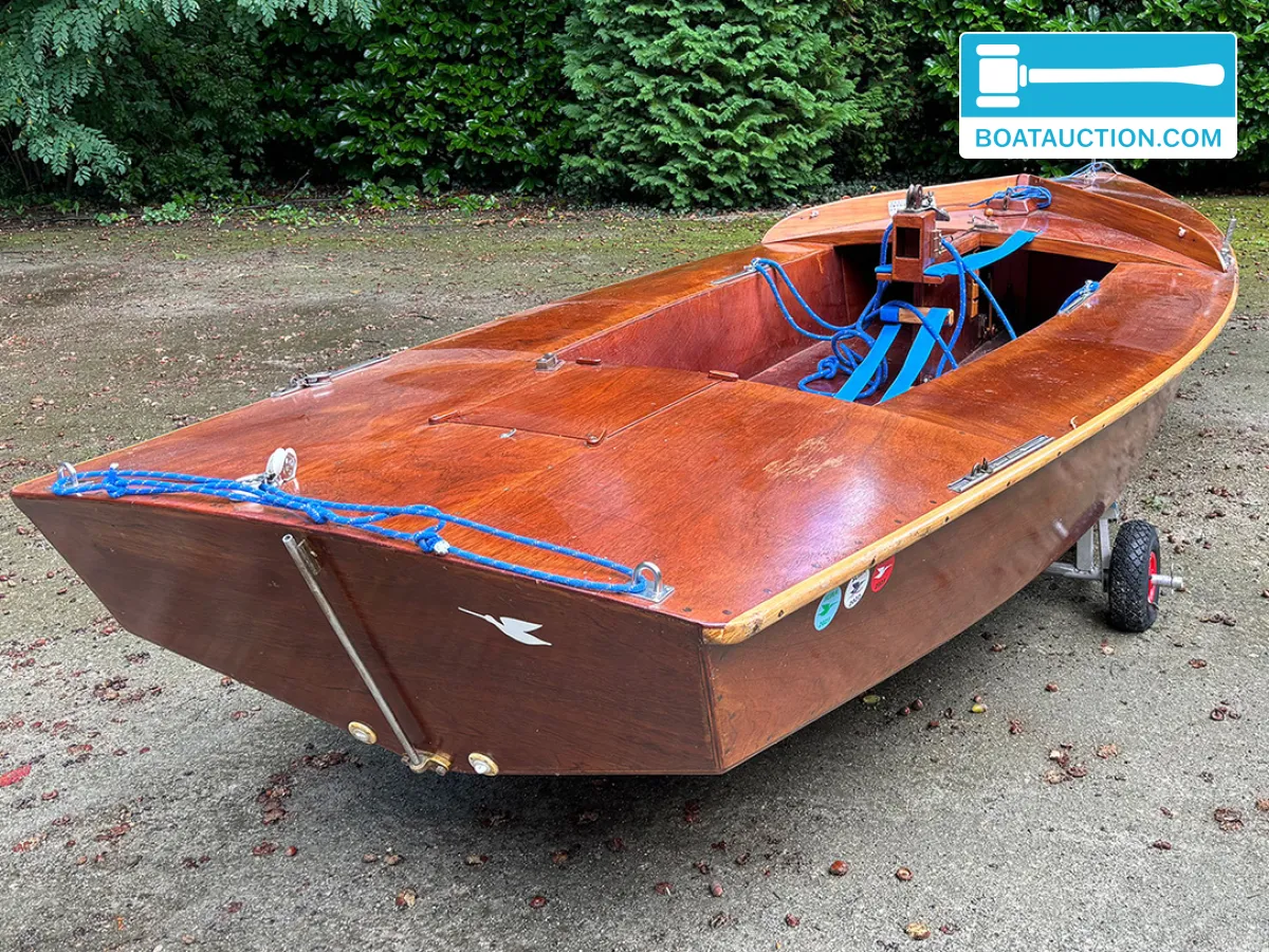 Cabin sailboat 650