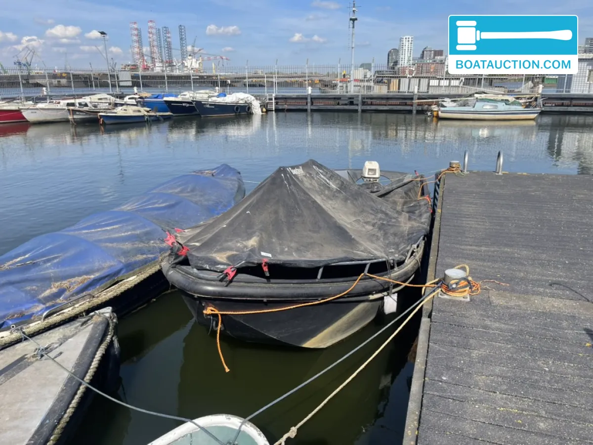 Cabin boat 700