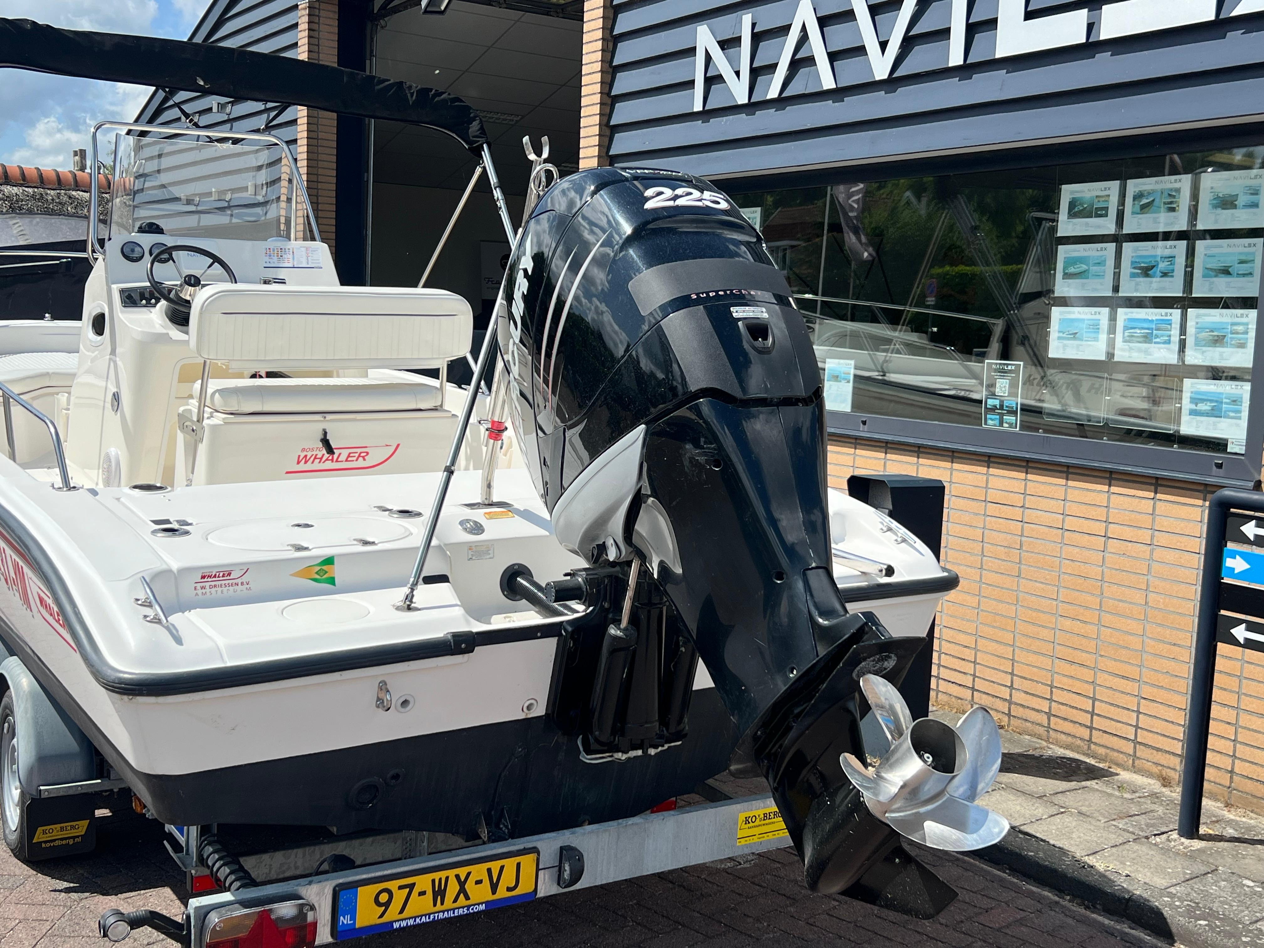Boston Whaler 220 Dauntless