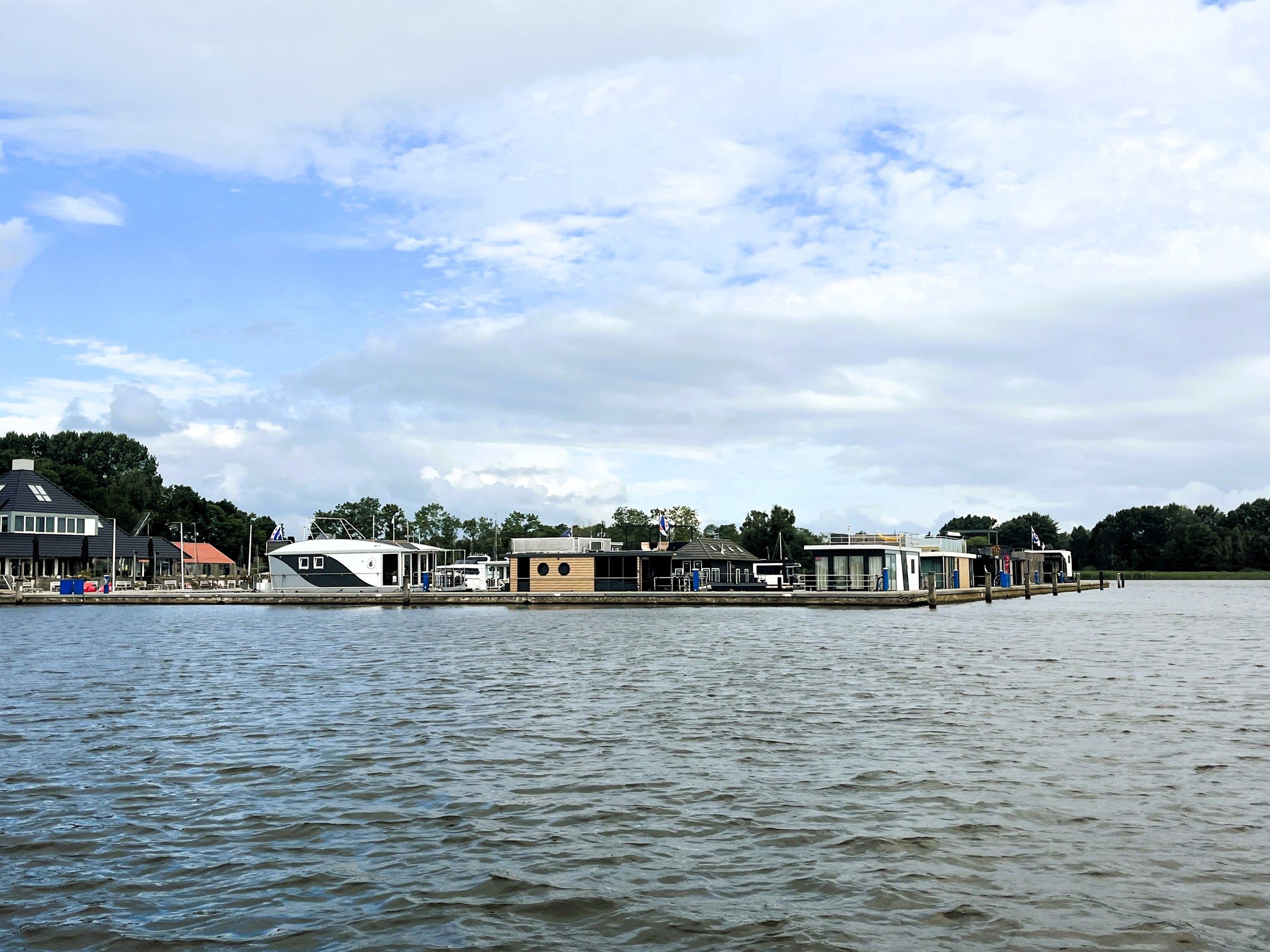 Koopligplaats Sneekermeer Met Apart Te Koop Houseboat 1460 X 500 foto 4