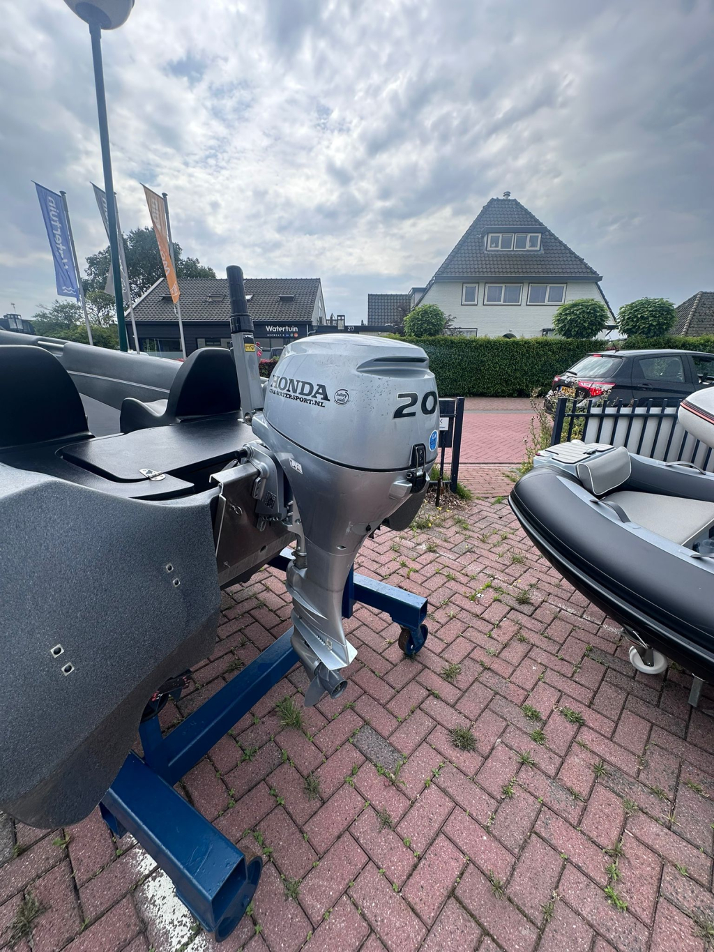 Honda Bf20 langstaart op knuppel electrisch gestart met accu in de motor 