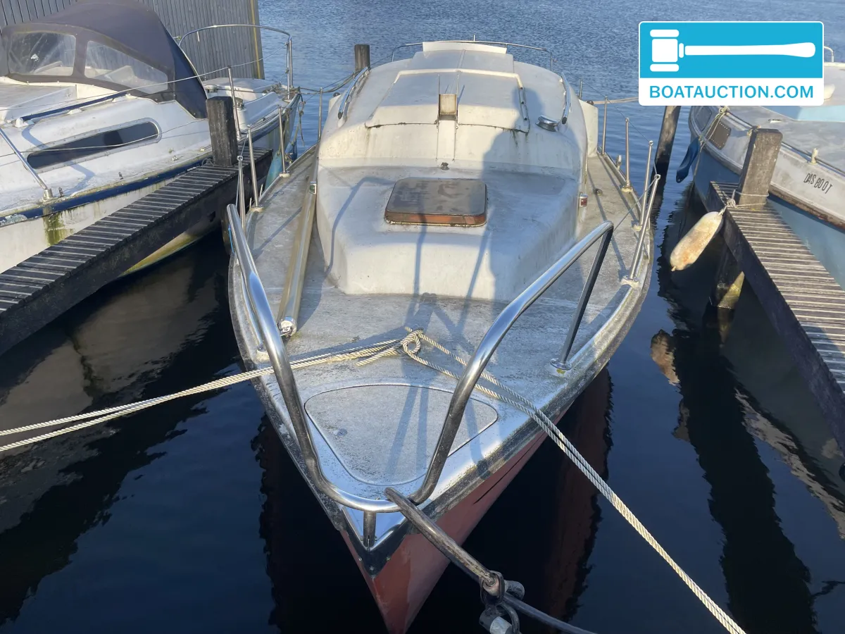 Cabin sailboat 600