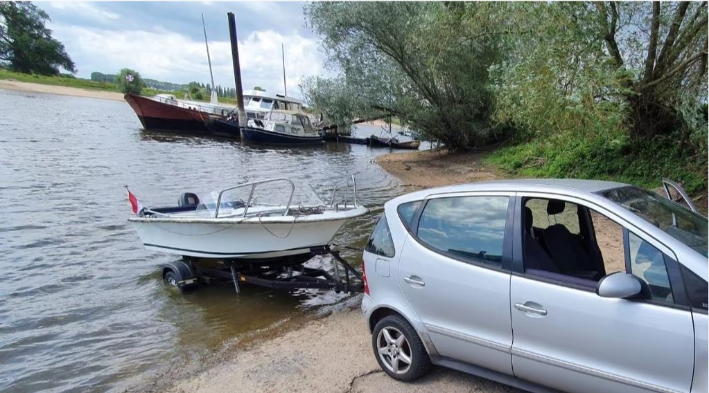 5 persoons motorboot 6PK/vaarbewijs niet nodig/met trailer WindSurfer foto: 2
