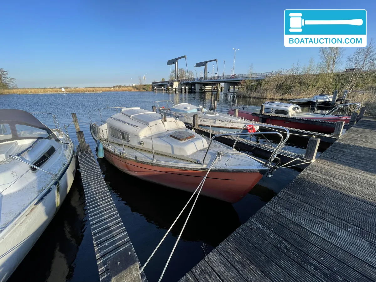 Cabin sailboat 600