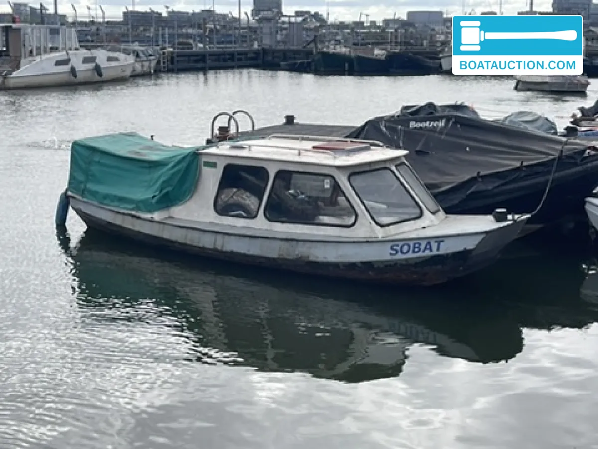 Cabin boat 800