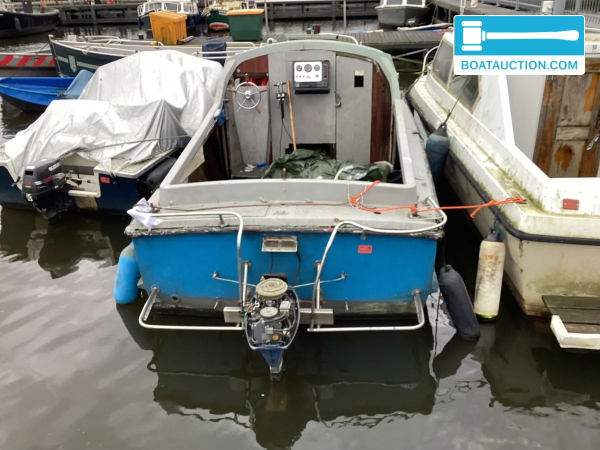 Cabin sailboat 700