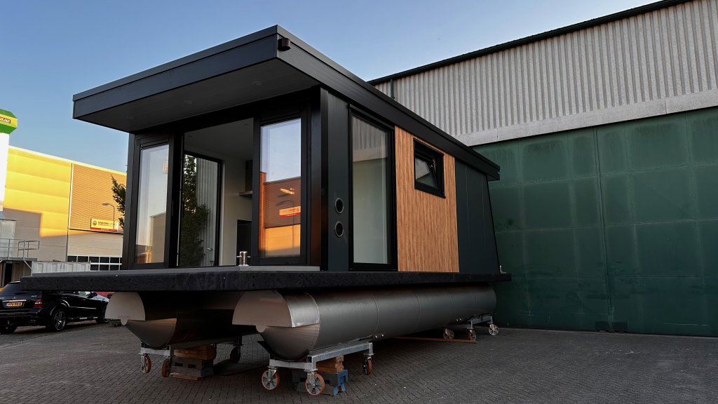 SLBoats Tiny Houseboat