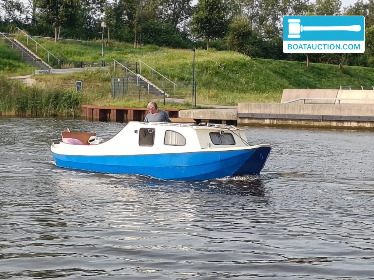 Motorboat 900