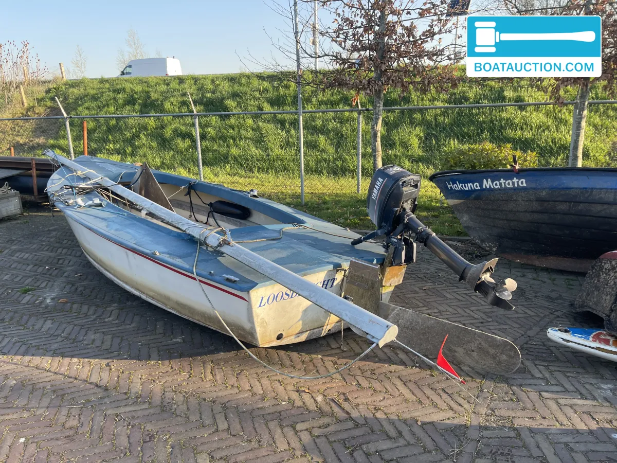 Cabin sailboat 600
