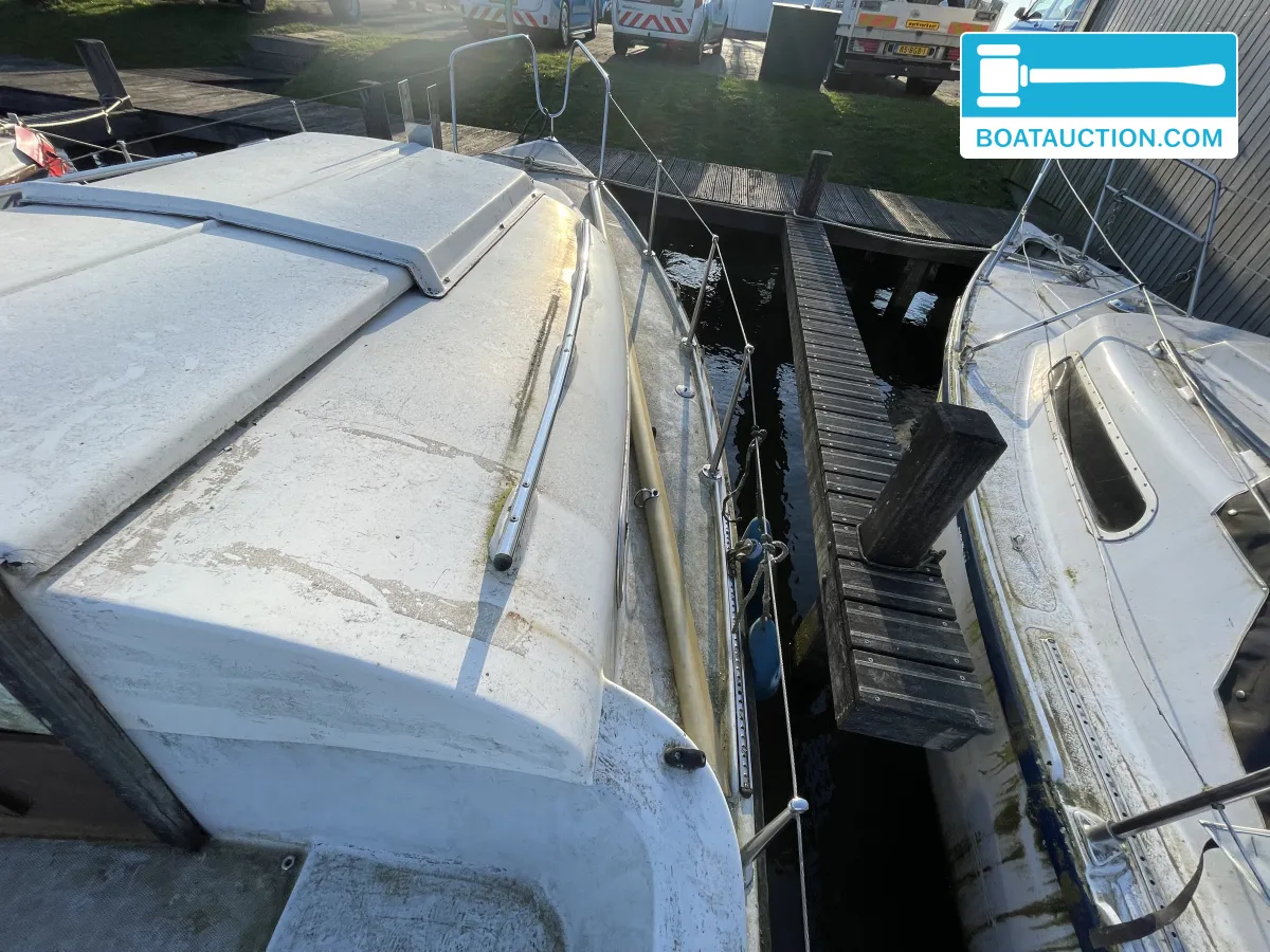 Cabin sailboat 600