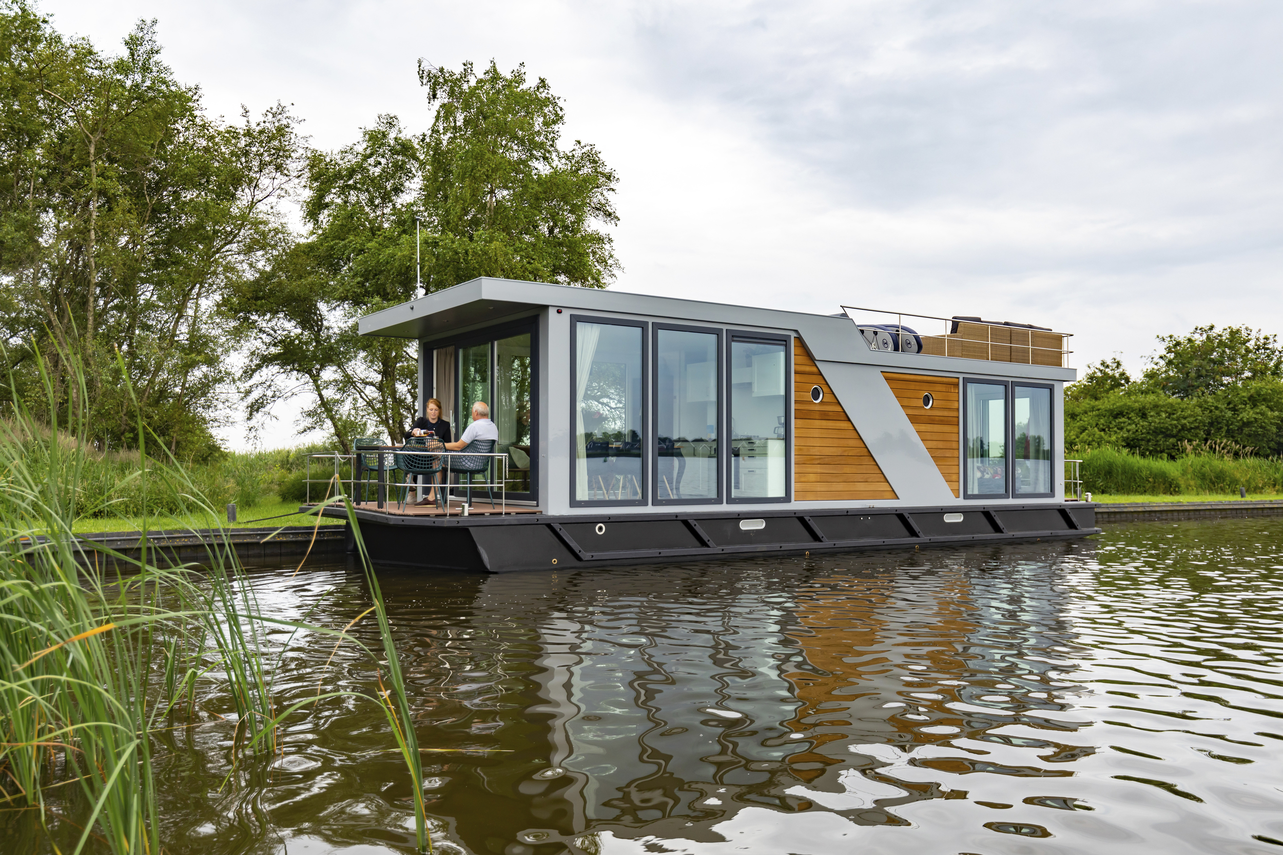 Campi 400 Per Direct Maasbommel Ligplaats Houseboat