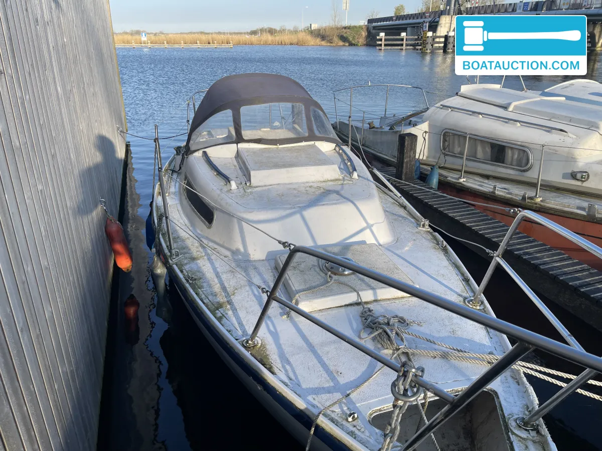 Cabin sailboat 650