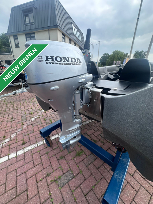 Honda Bf20 langstaart op knuppel electrisch gestart met accu in de motor  hoofdfoto: 1
