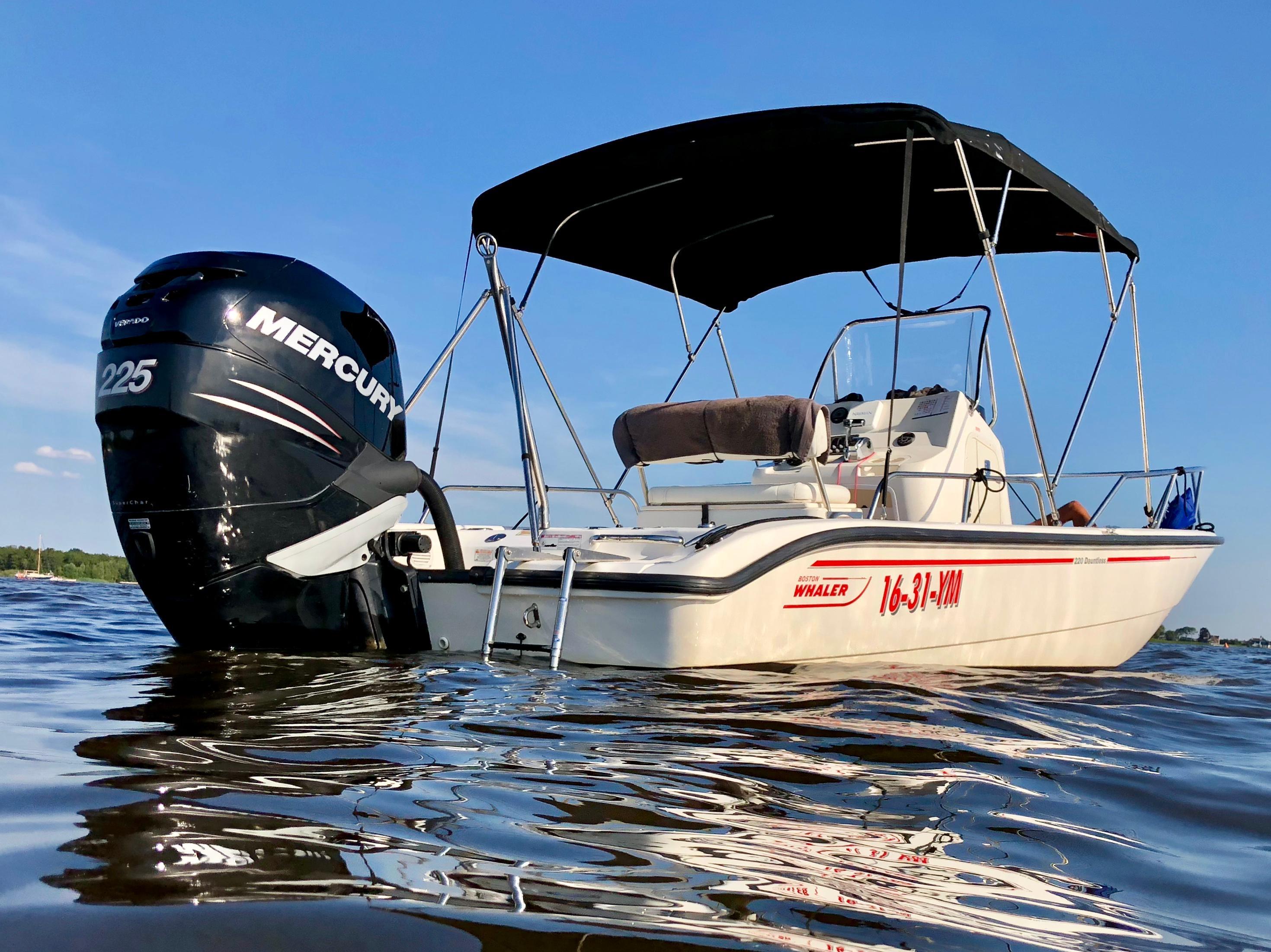 Boston Whaler 220 Dauntless