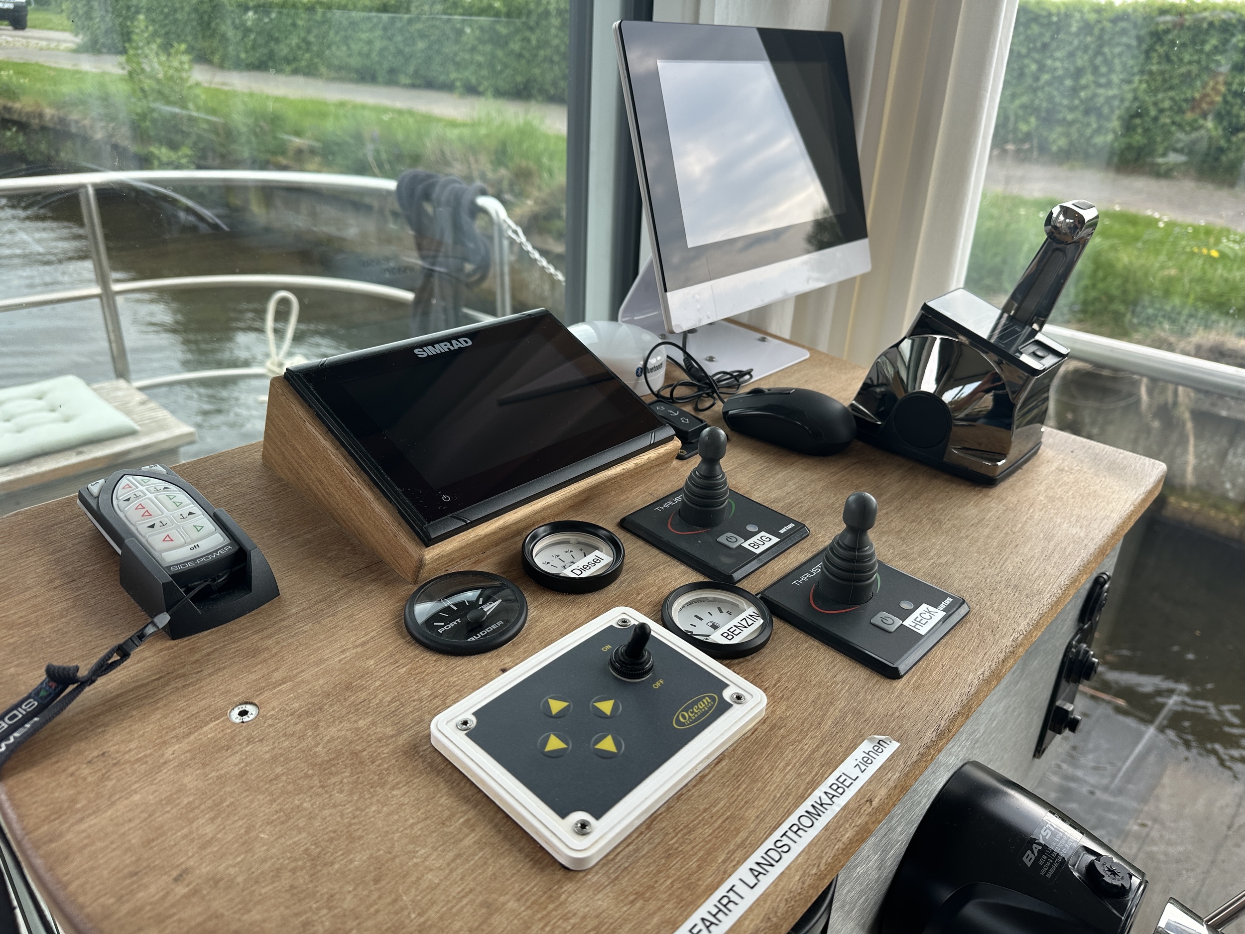 Lotus Houseboats 12 XT - Boven Besturing foto: 12