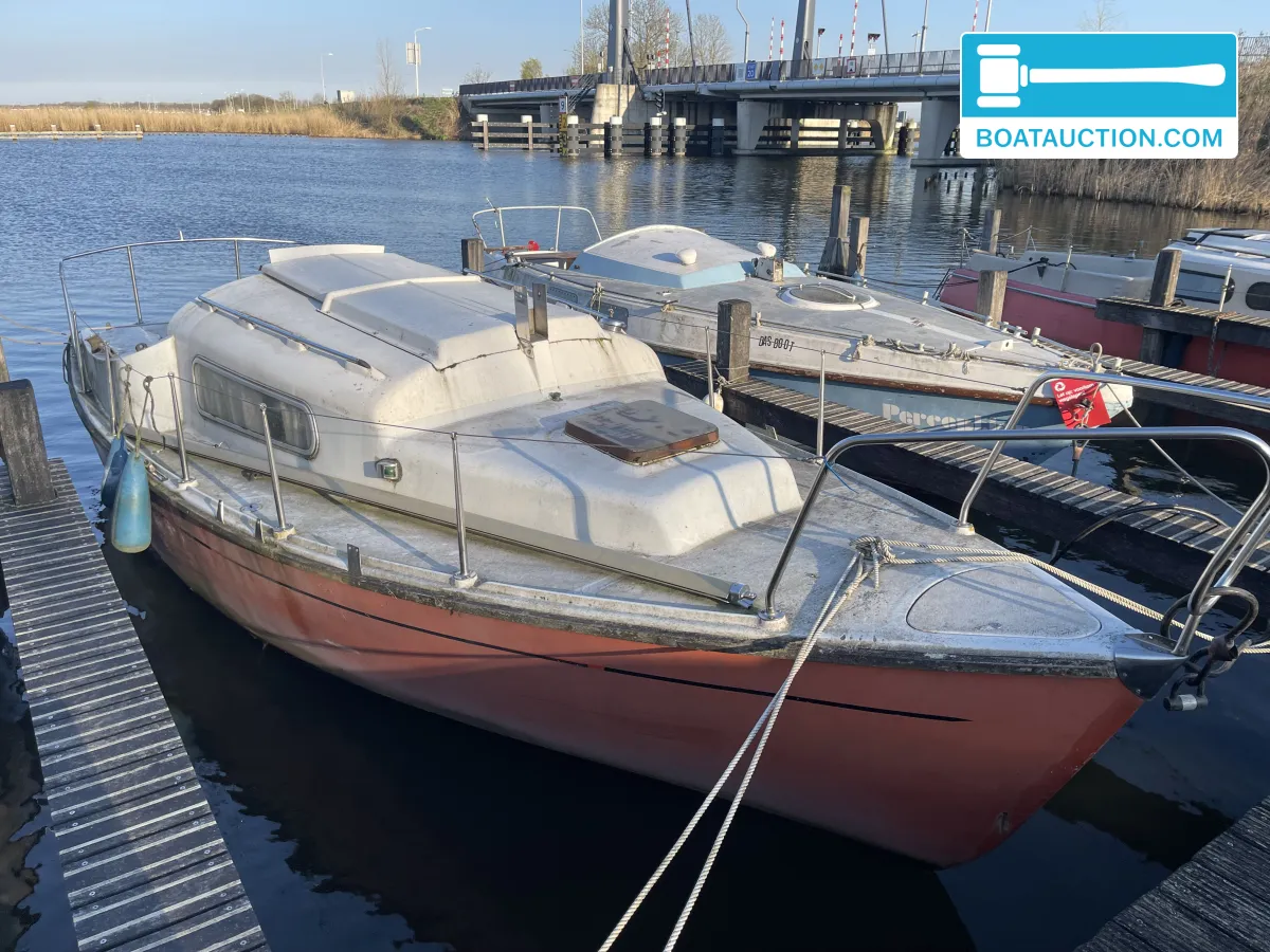 Cabin sailboat 600