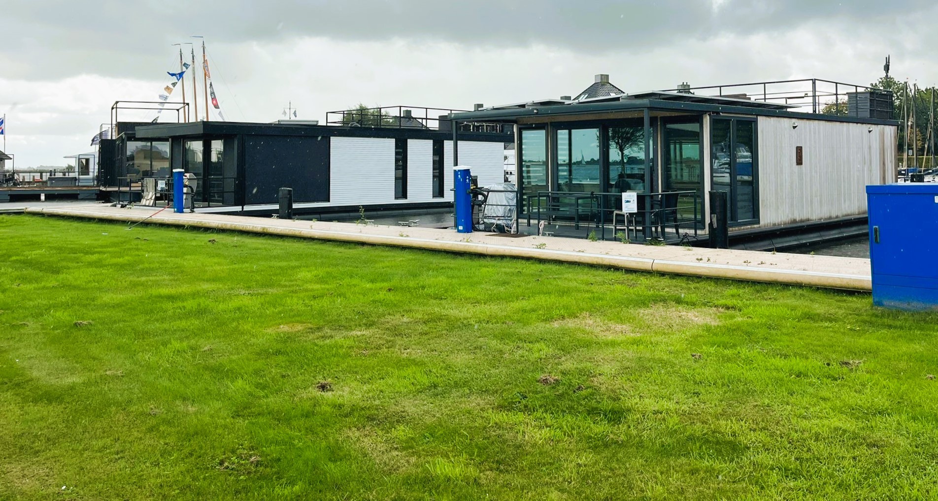 Koopligplaats Sneekermeer Met Apart Te Koop Houseboat 1460 X 500 foto 1