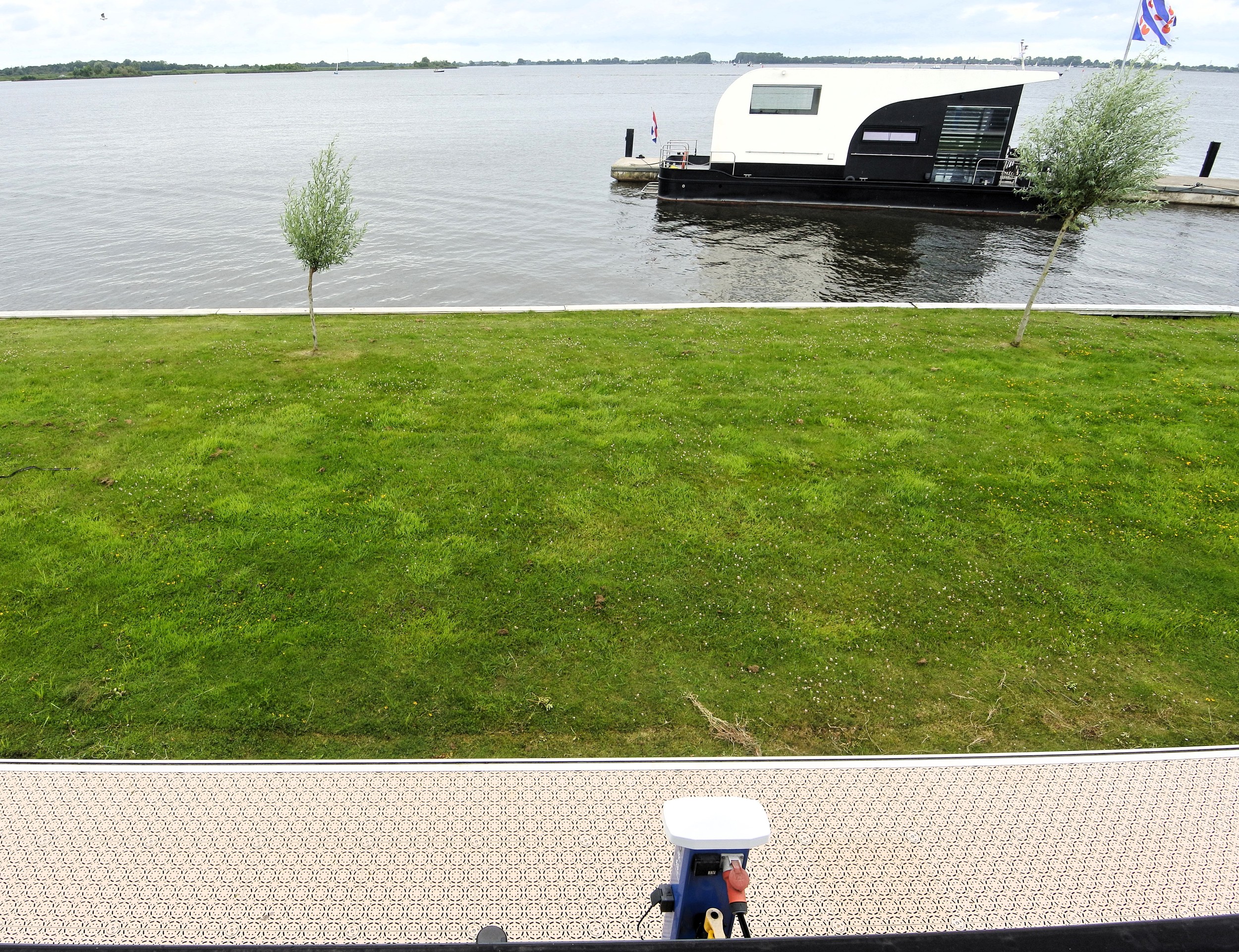 Koopligplaats Sneekermeer Met Apart Te Koop Houseboat 1460 X 500 foto 5