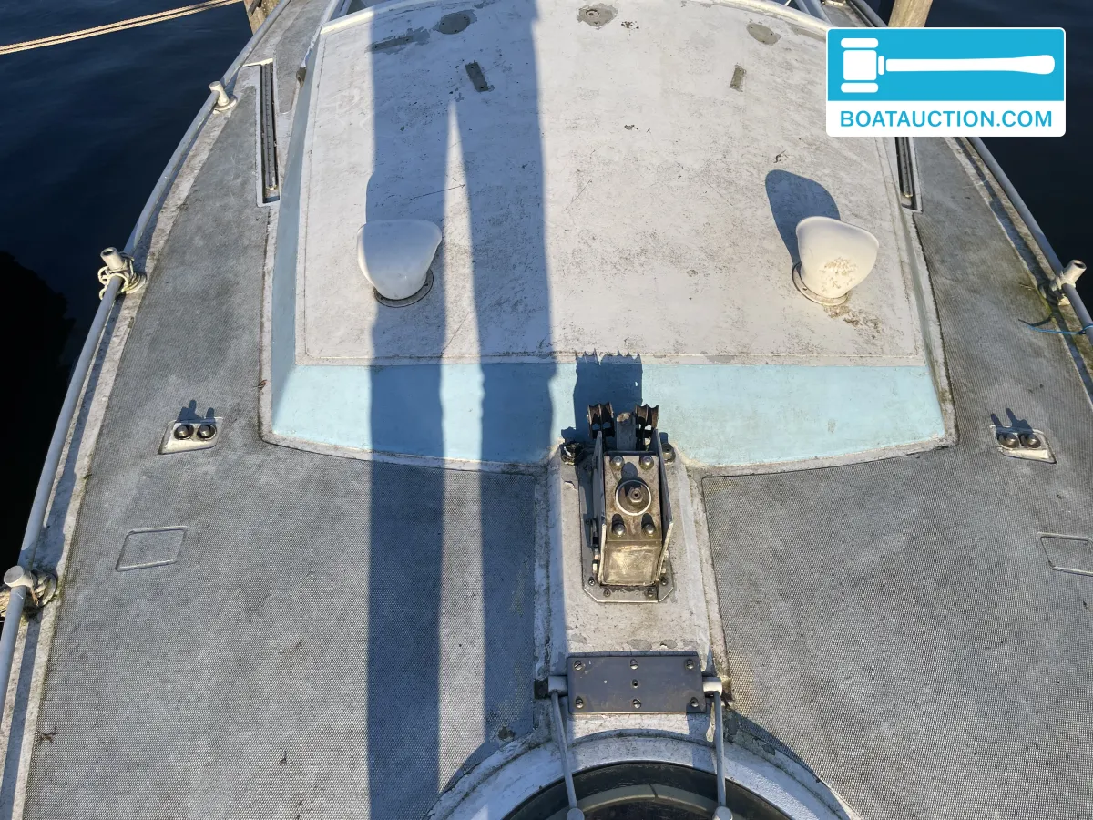 Cabin sailboat 700